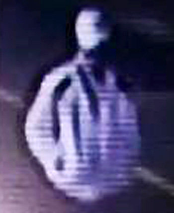 사진=윤송이 엔씨소프트 사장의 부친을 살해한 것으로 추정되는 용의자가 사건 현장 근처를 걸어가는 모습이 한 모텔 폐쇄회로(CC)TV에 찍혔다. 채널A 화면 캡처