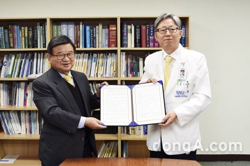 보라매병원-시니어과학생명·미래국제재단 협약 체결. 김병관 병원장(오른쪽)과 김선동 시니어과학생명 대표이사(왼쪽)