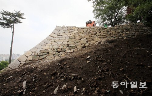 공원으로 변한 울산성의 혼마루(제1성) 지역에서 잔존한 성벽 일부를 복원하는 공사가 한창이다. 칼로 깎은 듯한 사선 형태의 성벽은 일본 왜성의 특징적인 모습이다. 울산=박영철 기자 skyblue@donga.com