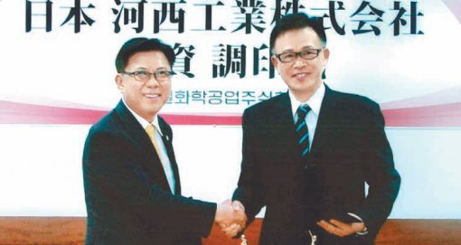 일본 KASAI와의 투자조인식. 서금석 대표(왼쪽)와 우 와다나베 회장.