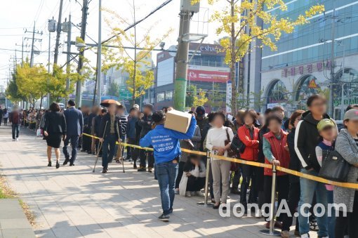 광주 그랜드센트럴 입장을 위해 줄을 서고 있다.