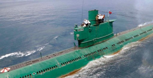2014년 김정은 북한 조선노동당 위원장이 로미오급 잠수함을 시승한 모습. [북한 조선중앙통신]