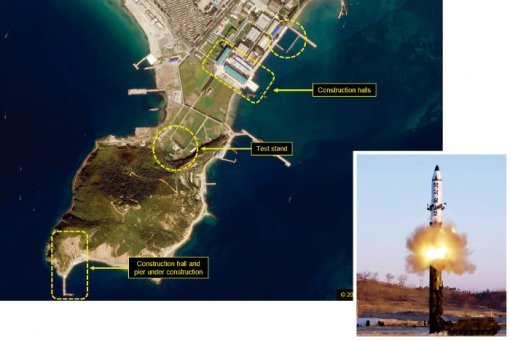 북한이 잠수함발사탄도미사일(SLBM) 탑재용 잠수함을 건조하고 있는 신포의 위성 사진(왼쪽). 북한이 SLBM을 지상발사형으로 개량한 북극성-2형을 발사하는 모습. [북한 조선중앙통신,38노스]