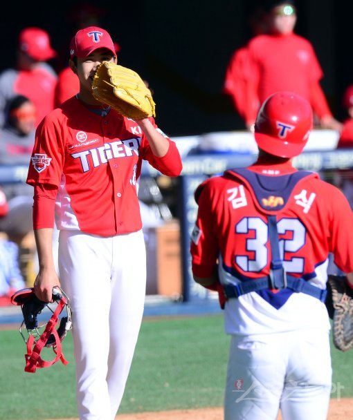 29일 서울 잠실야구장에서 ‘2017 타이어뱅크 KBO리그’ KIA 타이거즈와 두산 베어스의 한국시리즈 4차전 경기가 열렸다. 3회말 2사 1, 2루에서 두산 김재환을 아웃시킨 KIA 선발 임기영이 김민식과 이야기를 나누고 있다. 잠실 | 김민성 기자 marineboy@donga.com