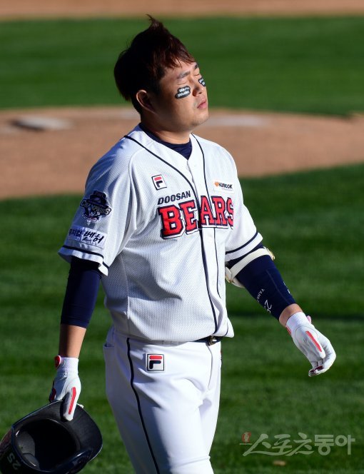 29일 서울 잠실야구장에서 ‘2017 타이어뱅크 KBO리그’ KIA 타이거즈와 두산 베어스의 한국시리즈 4차전 경기가 열렸다. 6회말 2사 1, 2루에서 두산 양의지가 플라이 아웃으로 물러나며 아쉬워하고 있다. 잠실 | 김민성 기자 marineboy@donga.com