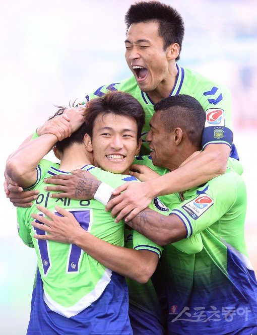 29일 전주월드컵경기장에서 ‘KEB하나은행 2017 K리그 클래식’ 36라운드 전북현대와 제주UTD의 경기가 열렸다. 후반 전북현대 이재성의 선취골이 터진 후 선수들이 기쁨을 나누고 있다. 전주 | 김진환 기자 kwangshin00@donga.com