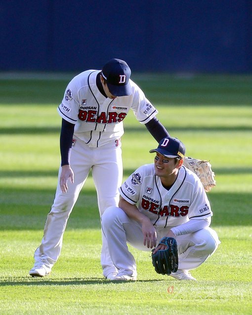 29일 서울 잠실야구장에서 ‘2017 타이어뱅크 KBO리그’ 포스트시즌 한국시리즈 4차전 KIA타이거즈와 두산베어스 경기가 열렸다. 7회초 2사 1,2루 두산 김재호가 KIA 김주찬의 평범한 땅볼 타구를 실책한 후 아쉬워하고 있다. 잠실 | 김종원 기자 won@donga.com