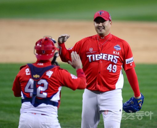 29일 서울 잠실야구장에서 ‘2017 타이어뱅크 KBO리그’ 포스트시즌 한국시리즈 4차전 KIA타이거즈와 두산베어스 경기가 열렸다. 5-1 승리를 거두며 시리즈 전적 3승 1패를 기록한 후KIA 김세현이 기뻐하고 있다. 잠실 | 김종원 기자 won@donga.com