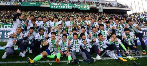 전북의 2017년 K리그 클래식 제패는 완벽 그 자체였다. 홈 전주월드컵경기장에서 우승컵을 들어올림과 동시에 이동국이 통산 200골을 터뜨리며 최고의 하루를 보냈다. 전주 ｜ 김진환 기자 kwangshin00@donga.com