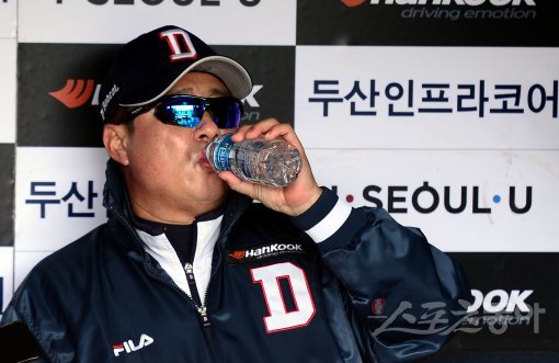 29일 서울 잠실야구장에서 ‘2017 타이어뱅크 KBO리그‘ KIA 타이거즈와 두산 베어스의 한국시리즈 4차전 경기가 열린다. 경기 전 두산 김태형 감독이 인터뷰 도중 물을 마시고 있다. 잠실 | 김민성 기자 marineboy@donga.com