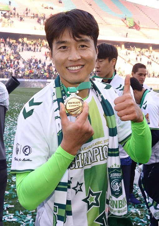 29일 전주월드컵경기장에서 열린 ‘KEB하나은행 2017 K리그 클래식’ 36라운드 전북현대와 제주UTD의 경기에서 전북현대가 3-0 승리를 거두며 남은 경기와 상관없이 우승을 확정지으며 통산 5회 우승을 달성했다. 경기 후 전북현대 이동국이 우승 메달을 들고 포즈를 취하고 있다. 전주 | 김진환 기자 kwangshin00@donga.com