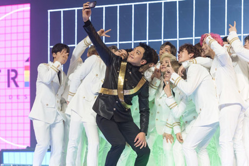 오디션 프로그램의 급증으로 아이돌 가수들이 방송사 눈치를 보는 현상이 빚어지고 있다. 사진은 KBS 2TV ‘더 유닛’의 멘토 비(가운데)와 출연자들. 사진제공｜KBS