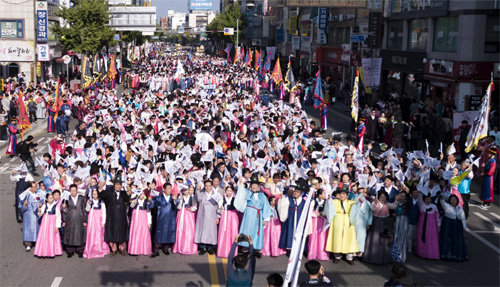 강릉서 2018명 ‘한복 퍼레이드’ 2018 평창겨울올림픽 G―100일을 기념하는 한복 퍼레이드가 28일 강릉 도심에서 열렸다. 최명희 강릉시장 등 한복을 입은 참가자들은 올림픽 엠블럼기 등을 들고 도심 1.7km 구간을 행진했다. 강릉시 제공