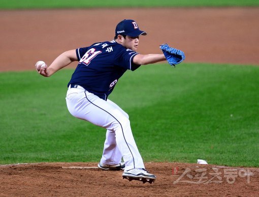 25일 광주-기아 챔피언스 필드에서 ‘2017 타이어뱅크 KBO리그‘ 포스트시즌 한국시리즈 1차전 두산베어스와 KIA타이거즈 경기가 열렸다. 7회말 교체 등판한 두산 함덕주가 역투하고 있다. 광주 | 김종원 기자 won@donga.com
