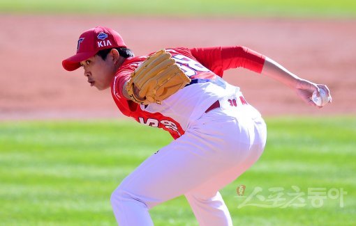 29일 서울 잠실야구장에서 ‘2017 타이어뱅크 KBO리그’ 포스트시즌 한국시리즈 4차전 KIA타이거즈와 두산베어스 경기가 열렸다. 선발 투수로 등판한 KIA 임기영이 역투하고 있다. 잠실 | 김종원 기자 won@donga.com