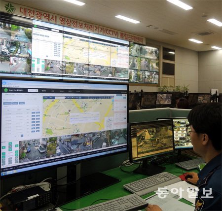 대전 유성구 스마트시티통합센터 2층에 있는 폐쇄회로(CC)TV 통합관제센터에서 광역시 전체를 통합 관리하는 CCTV 영상을 경찰이 모니터링하고 있다. 대전=정임수 imsoo@donga.com