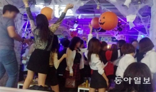 27일 밤 서울 용산구 이태원의 한 클럽에서 열린 핼러윈 파티에서 참가자들이 춤을 추며 즐기고 있다. 이날 이태원 일대에서는 성추행과 절도 등 각종 범죄가 끊이지 않았다. 구특교 기자 kootg@donga.com