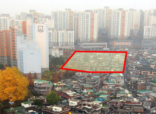 서울 동작구 흑석동 뉴타운 지역의 모습. 아파트 옆 주택가 재개발이 추진될 예정인 가운데 동작구와 주민들이 일반고 신설(실선 구역)을 추진 중이나 교육당국은 결정을 미루고 있다. 독자 제공