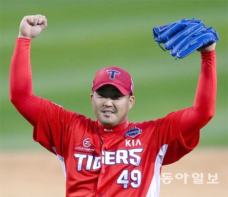 KIA 마무리 김세현이 29일 잠실야구장에서 열린 두산과의 한국시리즈 4차전에서 5-1 승리를 지킨 뒤 환호하고있다. 김종원 스포츠동아 기자 won@donga.com