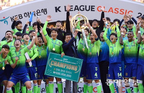 최강희 감독을 비롯한 전북 선수단이 29일 전주월드컵경기장에서 열린 2017 KEB하나은행 K리그 클래식 36라운드에서 제주를 3-0으로 꺾고 통산 5번째 우승을 확정한 뒤 우승 메달을 목에 걸고 우승 트로피를 들어 올리며
환호하고 있다. 전주=김진환 스포츠동아 기자 kwangshin00@donga.com