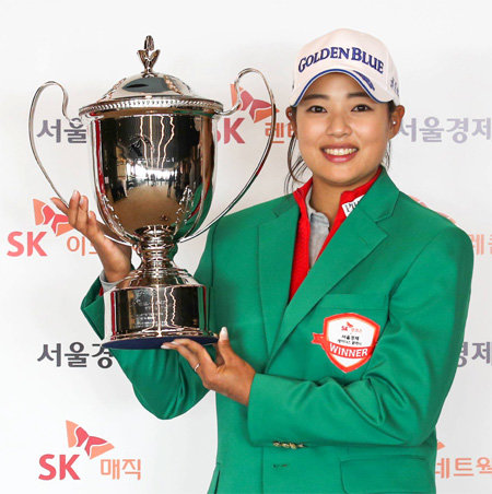 김혜선이 29일 제주 서귀포 핀크스GC(파72)에서 열린 한국여자프로골프(KLPGA)투어 SK핀크스 서울경제 레이디스 클래식에서 생애 첫 우승을 한 뒤 우승 트로피를 들어올리고 있다. KLPGA 제공