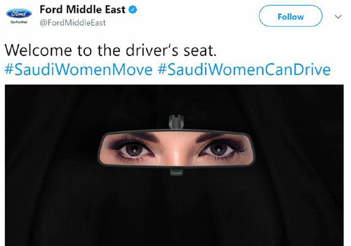자동차회사 포드는 사우디아라비아의 여성 운전 허용 결정 이후 룸미러에 여성의 강력한 눈매를 담은 광고를 선보였다. 잠재 고객층인 사우디 여성의 마음을 사로잡기 위해 ‘운전석에 오신 것을 환영합니다’라는 문구를 넣었다. 포드 트위터 캡처
