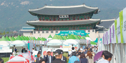 지난해 서울 광화문광장에서 열린 리스타트 잡페어에 이틀간 4만 명이 방문해 맞춤형 일자리 정보를 구했다. 참여 기업이 즉석 면접을 진행해 일부 구직자들이 채용되기도 했다. 동아일보DB