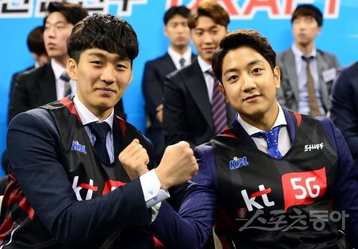 30일 서울 잠실학생체육관에서 ‘2017 KBL 국내신인선수 드래프트’가 열렸다. KT에 지명된 양홍석(2순위)과 허훈(1순위)이 카메라를 향해 포즈를 취하고 있다. 잠실학생 | 김민성 기자 marineboy@donga.com