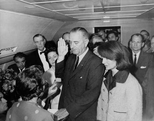 JFK 암살 이후 미국 대통령 전용기 ‘에어포스원’에서 대통령 취임 선서를 하고 있는 존슨 당시 부통령(오른손 든 사람). 동아일보DB