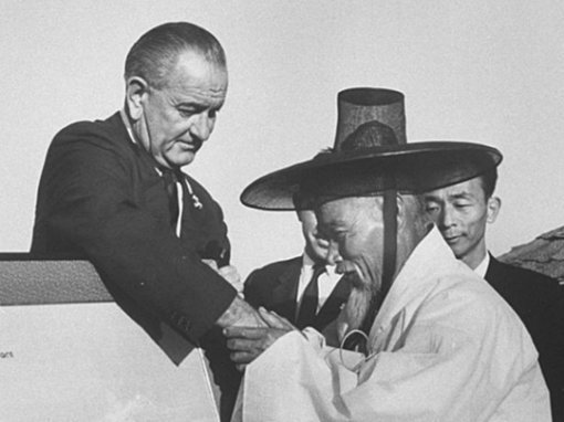 린든 존슨 미국 대통령(왼쪽)과 최시중 할아버지. 미국 시사지 ‘라이프’ 캡처