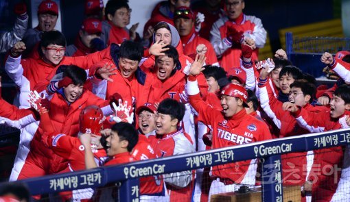 30일 서울 잠실야구장에서 ‘2017 타이어뱅크 KBO리그’ 포스트시즌 한국시리즈 5차전 KIA타이거즈와 두산베어스 경기가 열렸다. 3회초 2사 만루 KIA 이범호가 좌월 만루 홈런을 날리고 그라운드를 돌아 홈인해 더그아웃에서 하이파이브 하고 있다. 잠실 | 김종원 기자 won@donga.com