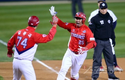 30일 서울 잠실야구장에서 ‘2017 타이어뱅크 KBO리그’ 포스트시즌 한국시리즈 5차전 KIA타이거즈와 두산베어스 경기가 열렸다. 3회초 2사 만루 KIA 이범호가 좌월 만루 홈런을 날리고 그라운드를 돌며 하이파이브 하고 있다. 잠실 | 김종원 기자 won@donga.com