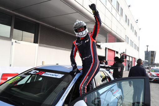 현대차 ‘i30 N TCR’ 드라이버 ‘가브리엘 타퀴니’ 선수가 ‘TCR 유럽 트로피’ 대회 결승2에서 우승한 후 환호하고 있다. 사진제공｜현대차