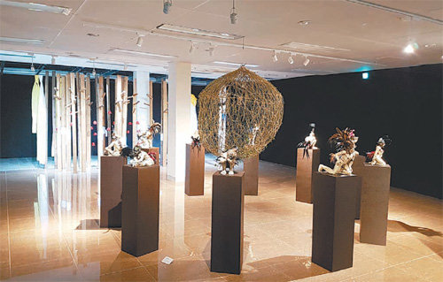 경남 하동군 적량면 삼화실마을 삼화에코하우스에서 열린 ‘2017 지리산 국제환경생태예술제’에 전시된 작품. 이번 전시회는 11월 23일까지 연장됐다. 하동군 제공