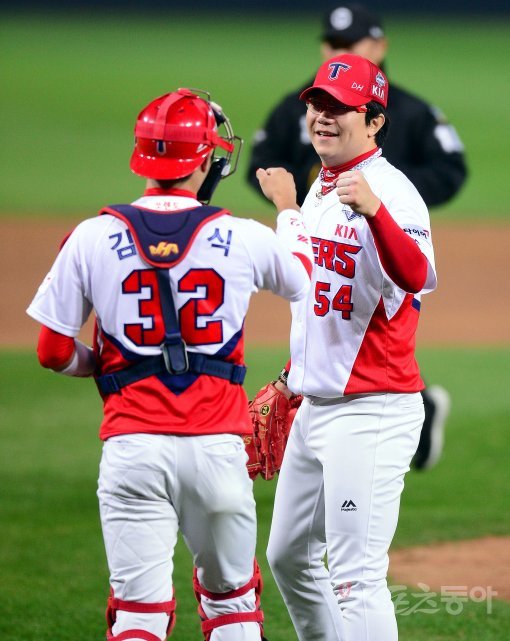 26일 광주-기아 챔피언스 필드에서 ‘2017 타이어뱅크 KBO리그’ 포스트시즌 한국시리즈 2차전 두산베어스와 KIA타이거즈 경기가 열렸다. 선발 투수로 등판한 KIA 양현종이 1-0 완봉승을 거둔 후 기뻐하고 있다. 광주 | 김종원 기자 won@donga.com