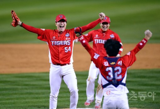 30일 서울 잠실야구장에서 ‘2017 타이어뱅크 KBO리그’ 포스트시즌 한국시리즈 5차전 KIA타이거즈와 두산베어스 경기가 열렸다. 9회말 등판해 7-6 승리를 지키며 우승을 확정지은 KIA 양현종이 포수 김민식과 환호하고 있다. 잠실 | 김종원 기자 won@donga.com
