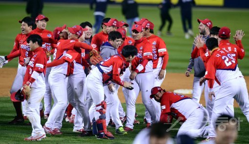 30일 서울 잠실야구장에서 ‘2017 타이어뱅크 KBO리그’ 포스트시즌 한국시리즈 5차전 KIA타이거즈와 두산베어스 경기가 열렸다. 7-6 승리를 거두며 시리즈 전적 4승 1패로 통합 우승을 차지한 KIA 선수들이 환호하고 있다. 잠실 | 김종원 기자 won@donga.com