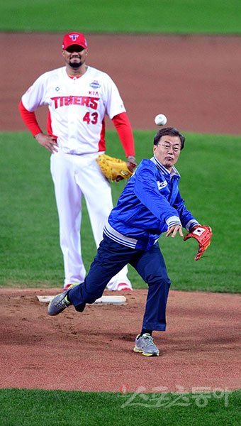 시구하는 문재인 대통령. 스포츠동아DB