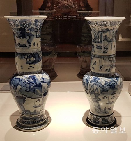 17, 18세기 중국 청나라 경덕진에서 생산된 청자병(왼쪽)과 마이센 복제품. 김상운 기자 sukim@donga.com