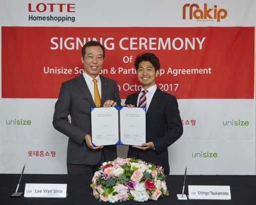 이완신 롯데홈쇼핑 대표이사(왼쪽)와 츠카모토 신고 메이킵 대표이사가 업무 협약 후 포즈를 취하고 있다. 사진제공｜롯데홈쇼핑