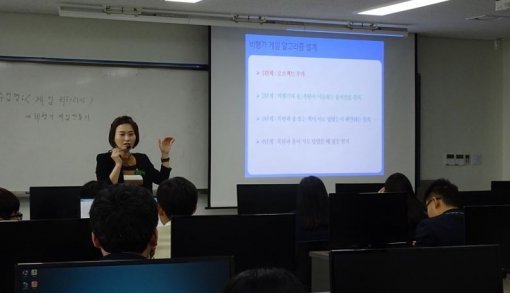 비행기 게임 알고리즘에 대해 설명하는 코딩 강사 / 게임동아