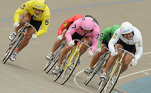 최근 강자가 빠진 일요경주 뿐만 아니라 누구도 입상후보에서 뺄 수 없는 혼전성 경주가 종종 편성되어 박진감을 더하고 있다. 이런 경우 선행이나 젖히기로 자력승부가 가능한 선수들을 주목하라는 것이 전문가들의 조언이다. 사진제공｜경륜경정사업본부