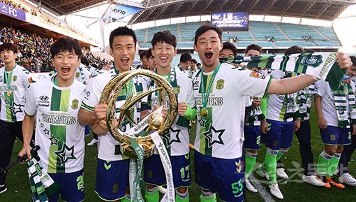 지금의 전북 시대를 이룬 배경은 역시 투자다. 대규모 클럽하우스 건설부터 수준급 선수영입까지. 어느 하나 신경을 기울이지 않은 곳이 없다. 물론 허투루 돈을 쓰지 않는다는 원칙만큼은 굳게 지켰다. 지난달 29일 클래식 우승 직후 환호하고 있는 전북 선수단. 전주 ｜ 김진환 기자 kwangshin00@donga.com