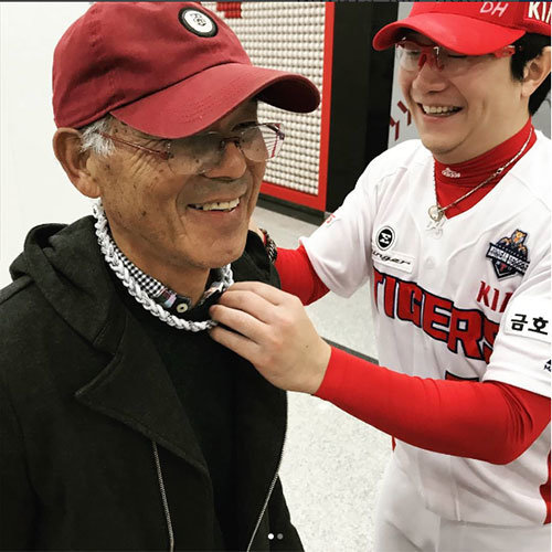 칸베 코치와 양현종. 사진제공｜KIA 타이거즈 인스타그램