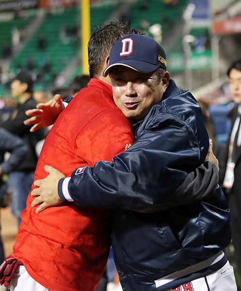 두산 김태형 감독(오른쪽)은 올해 KS에선 KIA에 1승4패로 고배를 마셨다. 감독 부임 이후 처음 겪는 좌절이다. 30일 KS 5차전 직후 KIA 김기태 감독과 포옹하며 인사를 나누는 김태형 감독. 사진제공｜스포츠코리아