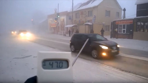 지구상에는 사람들이 살기에 불가능할 정도로 혹독한 환경의 장소가 다수 존재한다. 세계에서 가장 추운 마을로 알려진 러시아 오이먀콘 마을에서 온도계가 영하 47도를 가리키고 있다. 사진출처｜라이브 어 라이브 유튜브 사진 캡처