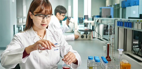 삼성바이오로직스 연구원이 송도3공장 실험 연구실에서 의약품 품질검증을 하고 있다. 삼성바이오로직스 제공