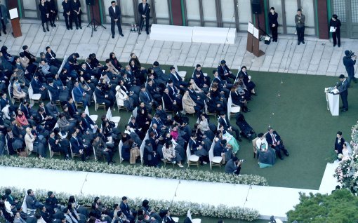 송중기·송혜교(맨 오른쪽)가 10월 31일 서울 장충동 신라호텔 영빈관 야외정원에서 양가 부모와 300여 하객 앞에서 결혼식을 올리고 있다. 사진 ｜ 공동취재단