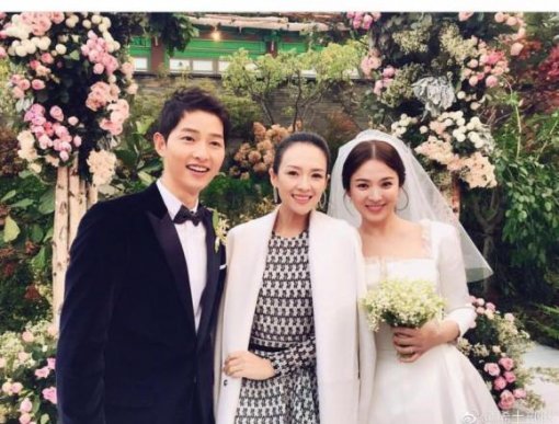 중국 톱스타 장쯔이(가운데)가 송중기·송혜교 결혼식에 참석해 두 사람의 앞날을 축복했다. 사진출처 ｜ 장쯔이 웨이보