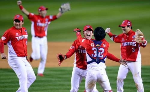 지난달 30일 서울 잠실야구장에서 열린 한국시리즈 5차전 9회말 
등판해 7-6 승리를 지키며 우승을 확정지은 KIA 양현종이 포수 김민식과 환호하고 있다. 김종원 기자 won@donga.com